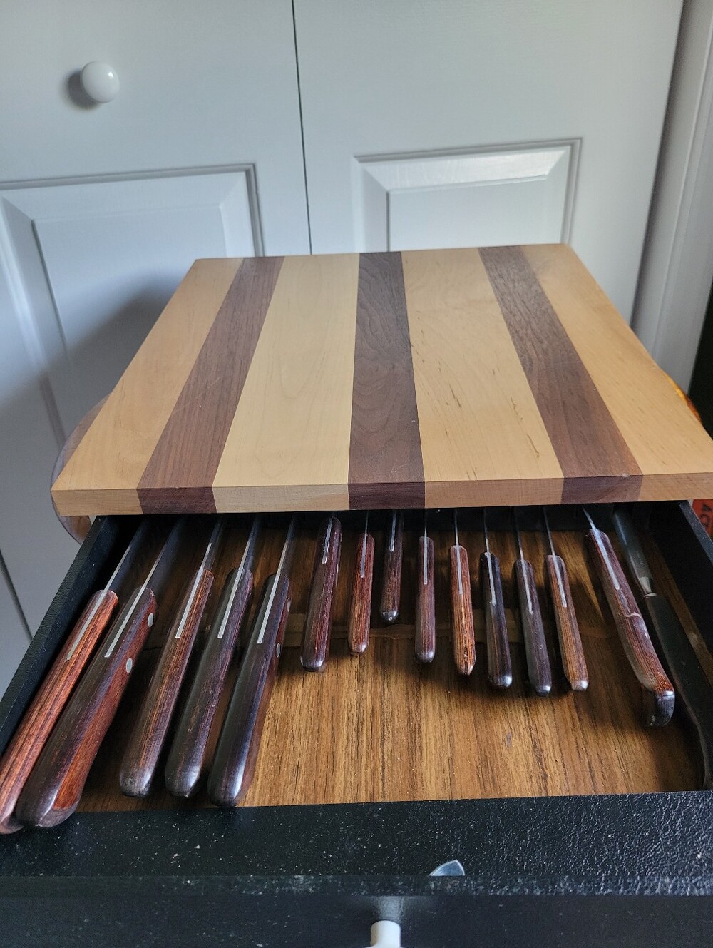 EKCO Flint Vanadium Knife Set And Cutting Board